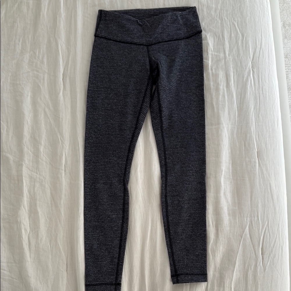 Lululemon women’s Gray Reversible Leggings